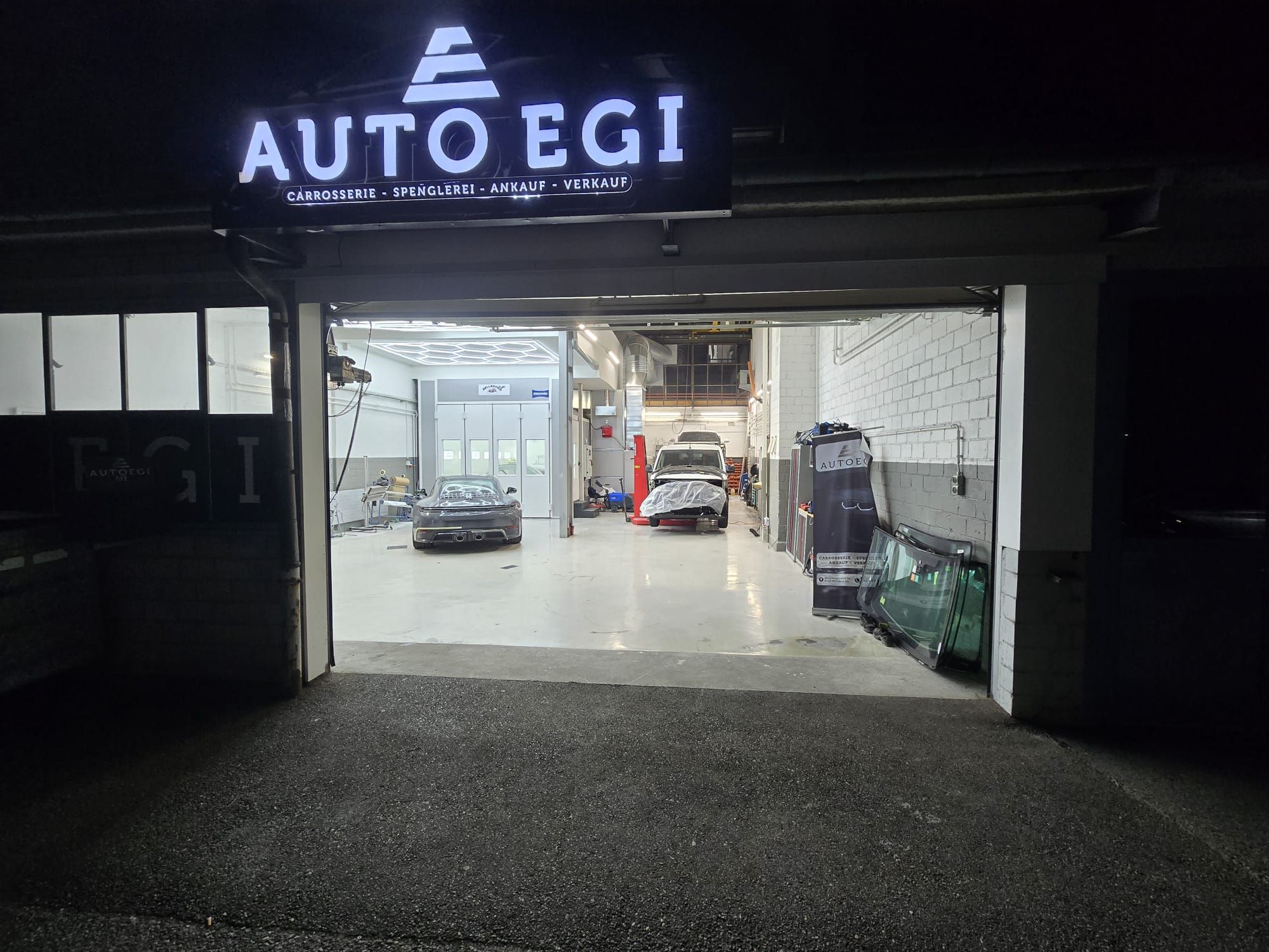 Werkstatteinfahrt von AUTOEGI in Pfäffikon ZH am Abend
